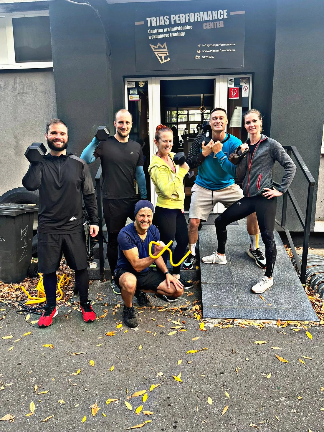 Členovia TRIAS pred vchodom do gymu na Jadrovej 4